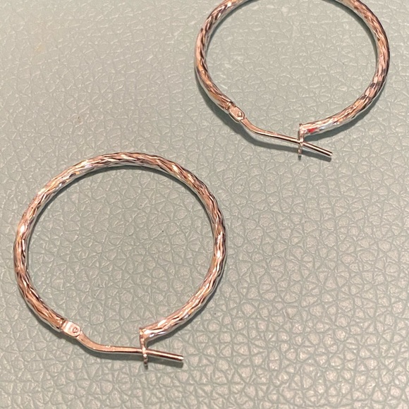 Fine Italian Diamond Cut Hoop Earrings In Sterling Silver,1 inch RETAIL @US$280 - Picture 6 of 9